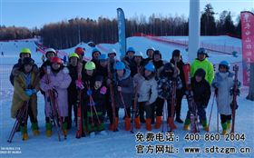 山东田中在滑雪场的合照